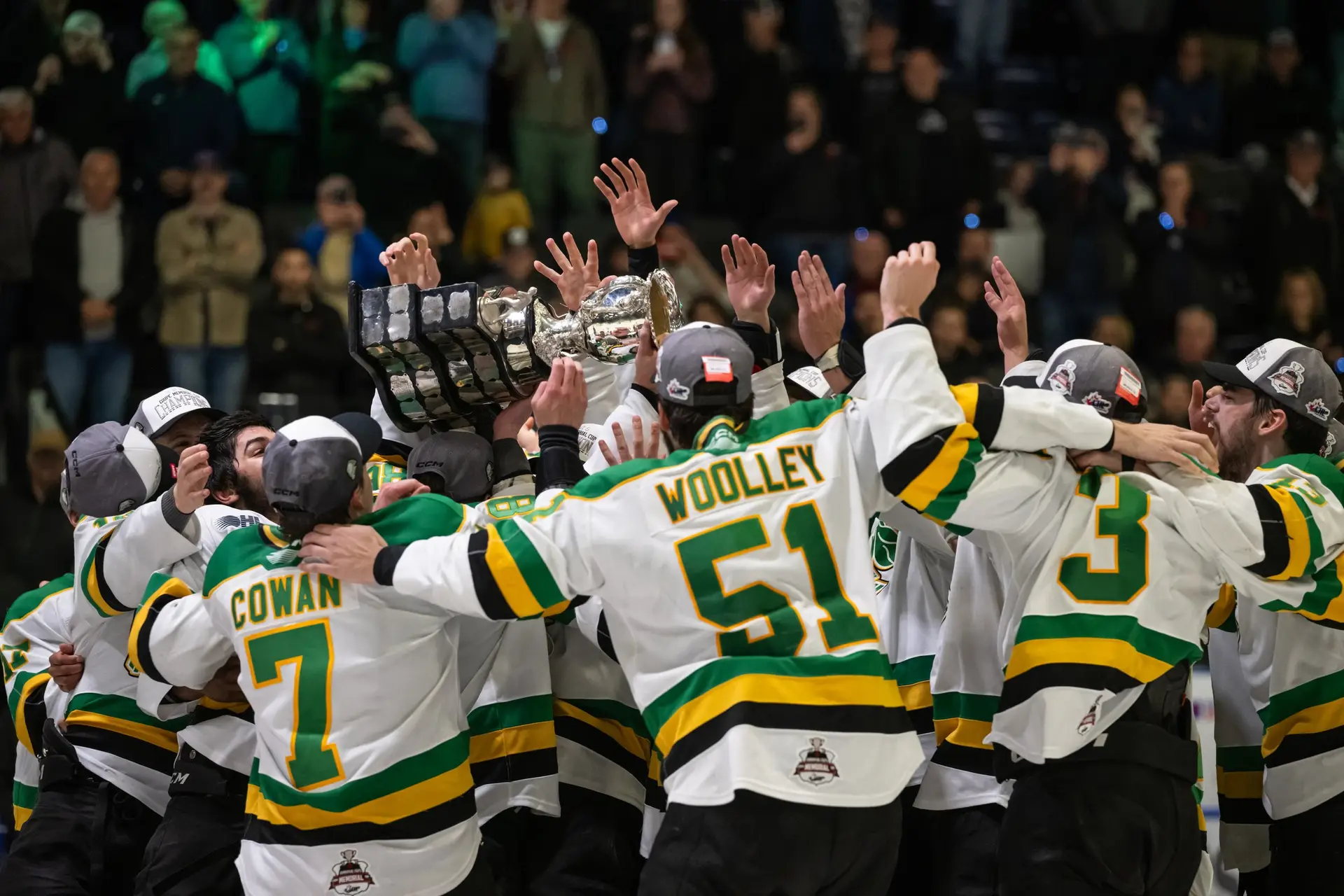 The London Knights celebrate their win. (Photo: Vincent Éthier / CHL).